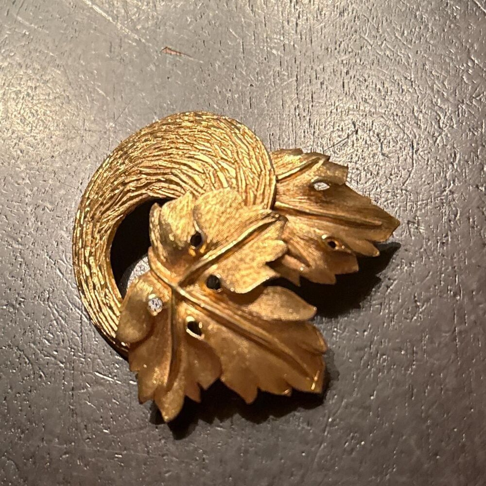 Vintage Pastelli Gold tone leaf swirl brooch/pin [stamped]